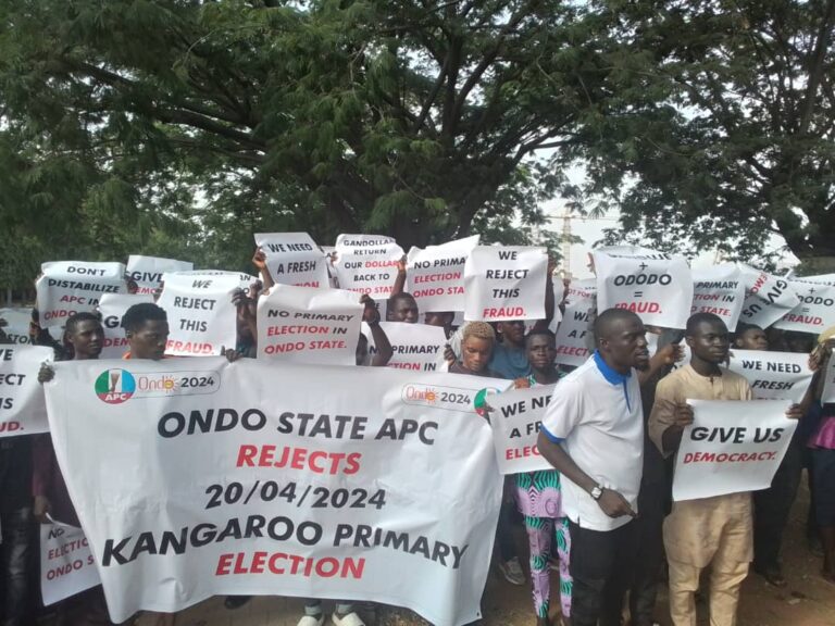 Thugs Attack Anti-Ganduje Protesters At APC National Secretariat