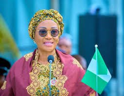 After Cry of Abandonment, Tinubu’s Wife Donates Wrappers to APC Women